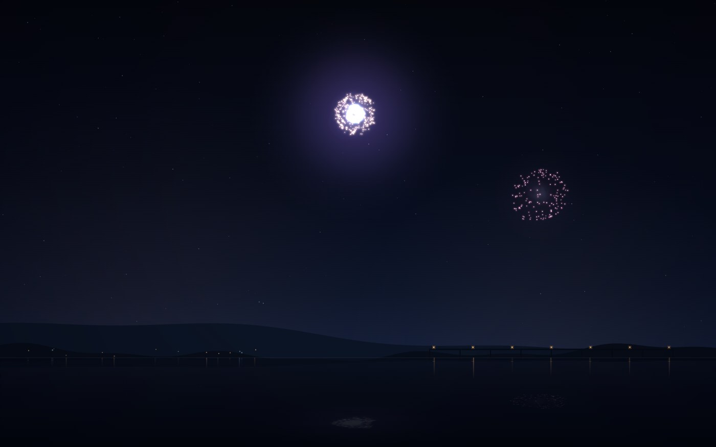 夜の湖畔に尺玉が開いた瞬間のスクリーンショット。白い閃光が中心に輝き、紫がかった光が夜空ににじんでいる